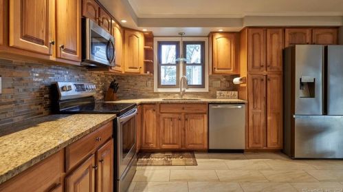 48 Center St, Windsor CT  06095-1402 exterior