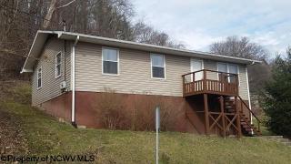 17 Maple Ave, Philippi, WV 26416-1039