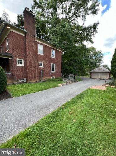 1553 New Holland Pike, Lancaster PA 17601-5653 exterior