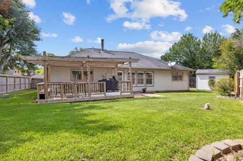 2611 Cloverfield Ct, Pearland TX  77584-8631 exterior