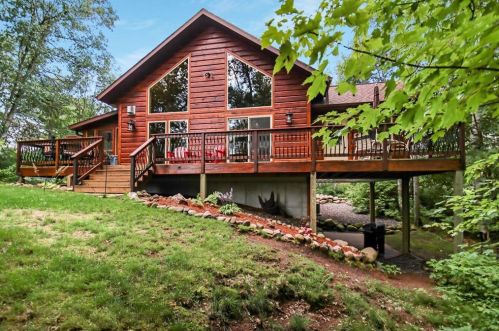 5348 Hobnail Ct, Stone Lake, WI 54876-4036