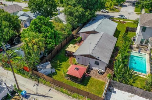 945 14th St, Saint Petersburg FL  33705-1242 exterior