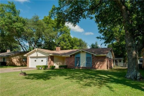 214 Leighton Dr, Terrell, TX 75160-1408