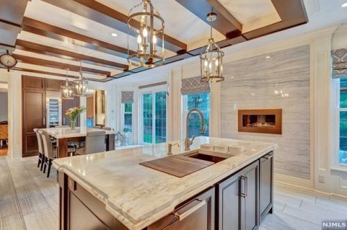 47 Hunters Run, Oakland NJ  07436-2346 exterior