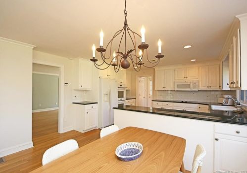 26 Oak Knoll Rd, Ridgefield CT  06877-4334 exterior