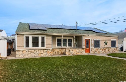 755 Pioneer Pl, Babylon, NY 11704-7009