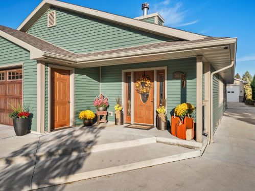 3805 15th St, Manitowoc, WI 54220-6947