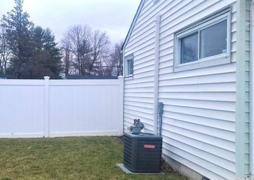 19 Willow St, Central Islip NY  11722-3821 exterior