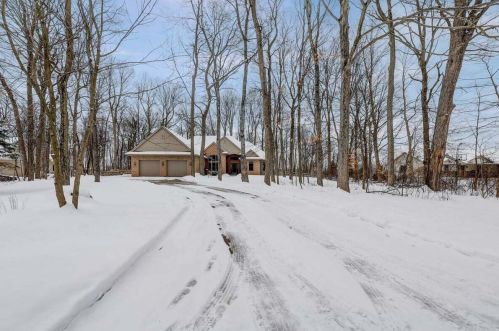 1947 Southwood Trl, West Bend WI  53090-8971 exterior