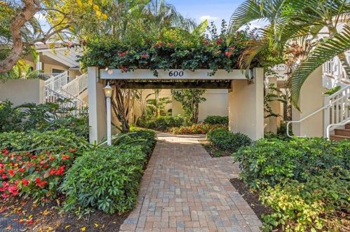 602 Courtside Dr, Naples, FL 34105-7173