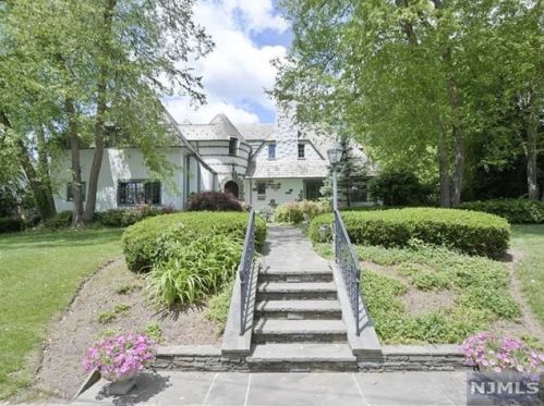 15 Hollis Dr, Ho Ho Kus, NJ 07423-1019