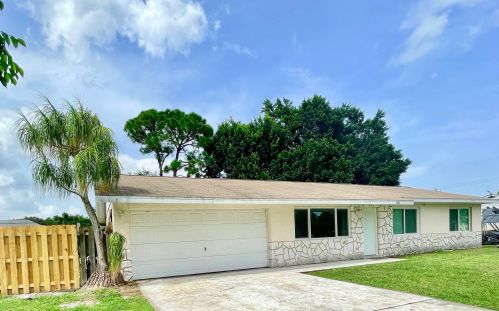 411 Fairfax Ave, Fort Pierce, FL 34983-1118