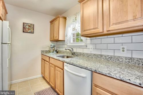 2376 Hunters Square Ct, Herndon VA  20191-2818 exterior