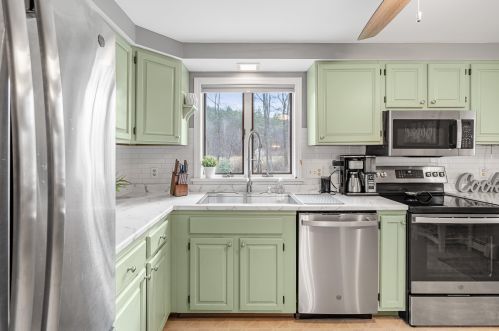 6 Hampton Ct, Goffstown NH  03045-2129 exterior