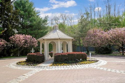 1408 Pondcrest Ln, White Plains NY  10607-1357 exterior