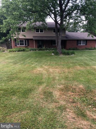 8 Wren Dr, Southampton, PA 18966-1932