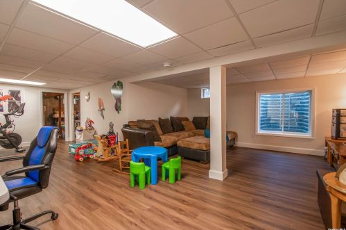 16 Longview Dr, East Quogue NY  11942-3613 exterior