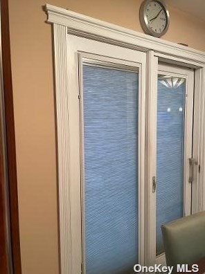 272 Knollwood Ln, Seaford NY  11783-1025 exterior