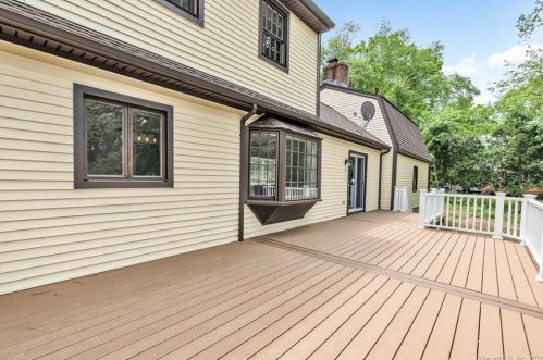 8 Captains Watch, Huntington CT  06484-5914 exterior