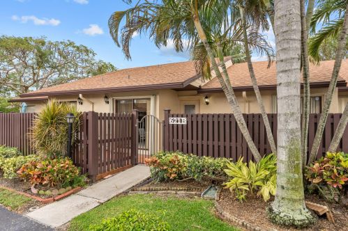 621 Sea Pine Way, West Palm Beach, FL 33415-9064