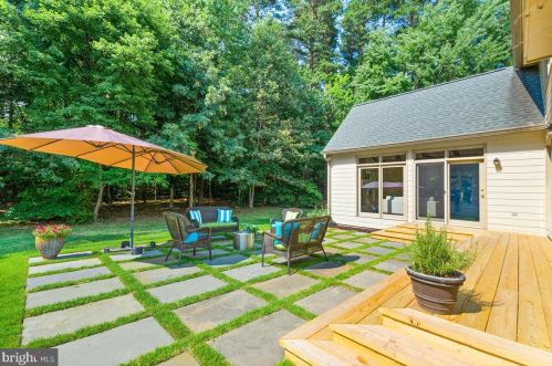 9106 Meadowcreek Ln, Lorton VA  22079-3238 exterior