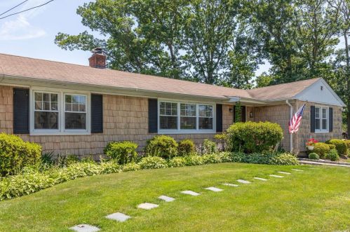 264 Lafayette St, Copiague, NY 11726-3616