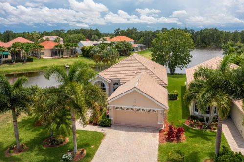 850 Lake Charles Cir, Fort Pierce, FL 34986-3418