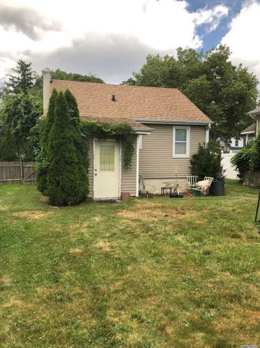 37 Ithaca St, North Lindenhurst, NY 11757-3428