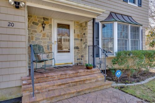 20 Grand Pl, Elwood, NY 11731-3020
