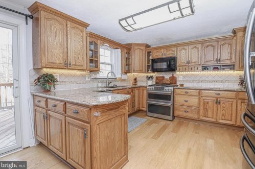 7718 Middle Valley Dr, Springfield, VA 22153-2229