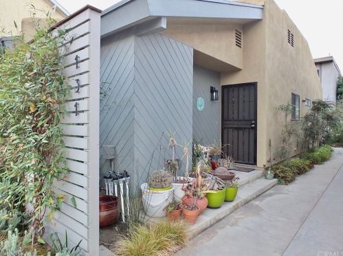 131 6th St, Seal Beach, CA 90740-6132