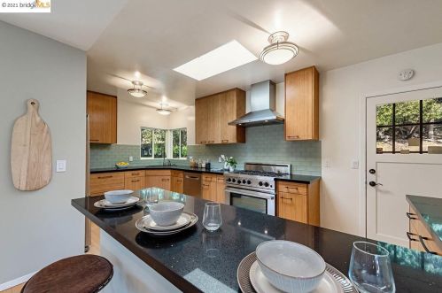 6730 Heartwood Dr, Oakland CA  94611-2337 exterior