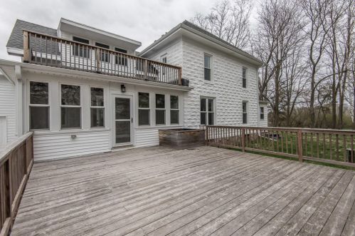953 Golden Lake Rd, Oconomowoc, WI 53066-9412
