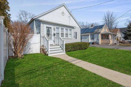 14 Bristol St, North Lindenhurst, NY 11757-4103