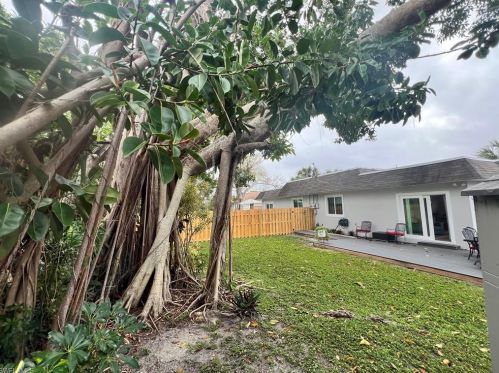 821 95th Ave, Naples, FL 34108-2458