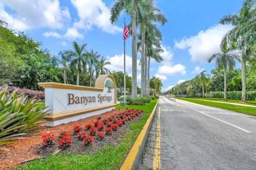 10107 Mangrove Dr, Boynton Beach, FL 33437-1326