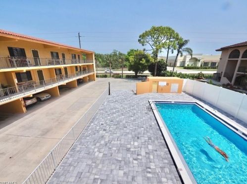 826 Wiggins Pass Rd, Naples, FL 34110-6113
