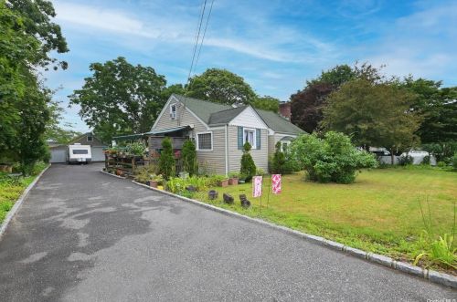 25 Rhodes Ave, Bayshore, NY 11706-6613