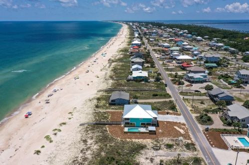 1008 Gorrie Dr, Saint George Island, FL 32328-3012