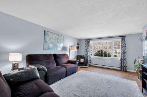 145 Dellwood Dr, Waterbury, CT 06708-3927