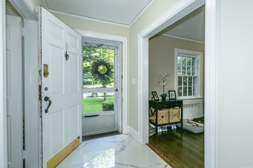 16 Surrey Ln, Great Neck, NY 11023-1518