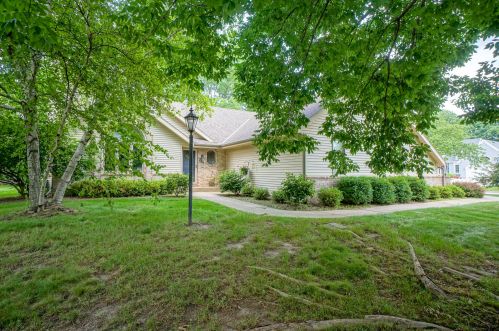 714 River Meadow Dr, Chenequa, WI 53029-1187