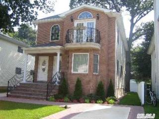 78 Edgewood Rd, Port Washington NY  11050-1533 exterior
