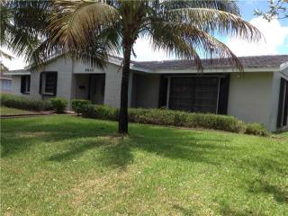 9845 Palmetto Club Dr, Miami, FL 33157-1730