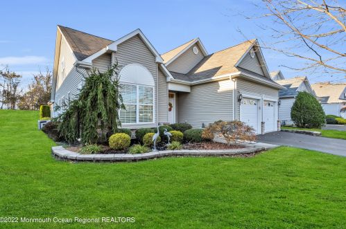 64 Enclave Blvd, Lakewood, NJ 08701-5783