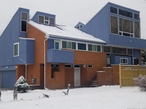 180 Loftus Cir, Bridgeport, CT 06606-1205