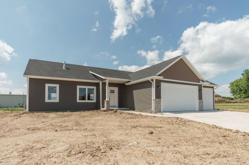 587 Hyland St, Juneau, WI 53039-1354