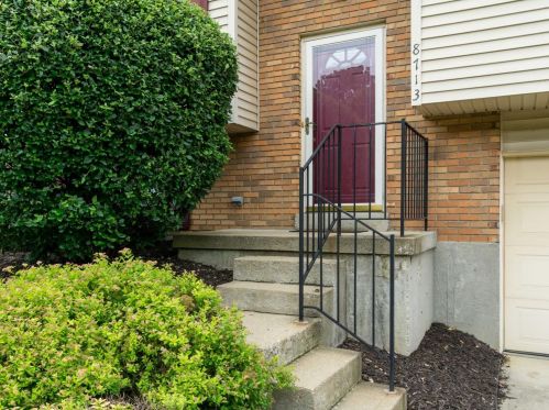 8713 Beckys Ridge Dr, Cincinnati, OH 45251-8421