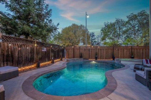 1413 Casablanca Cir, Gilroy CA 95020-7467 exterior