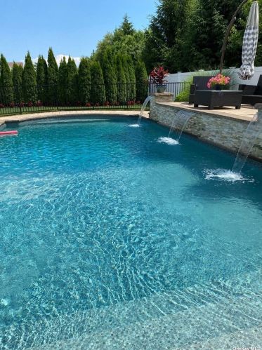 19 Pinehurst Dr, Mount Sinai NY  11766-3421 exterior